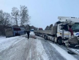 Рейсовый автобус со школьниками  сегодня утром столкнулся с КамАЗом на Чуйском тракте