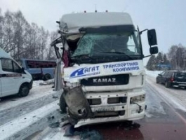 Рейсовый автобус со школьниками  сегодня утром столкнулся с КамАЗом на Чуйском тракте