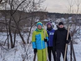 Студенты помогли расчистить снег с пешеходных зон