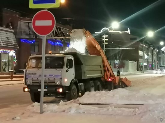В Барнауле за сутки вывезли более 7000 кубометров снега с улиц