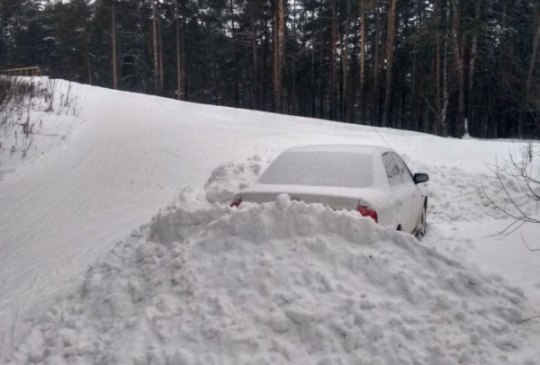 Конкретный наезд. В Барнауле назревает конфликт между наглыми автомобилистами и лыжниками