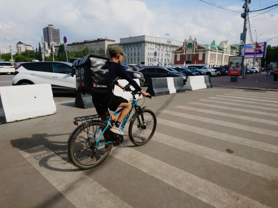 Бетонные блоки на проезжей части: как в Новосибирске «открыли» улицу Ленина для проезда автомобилей