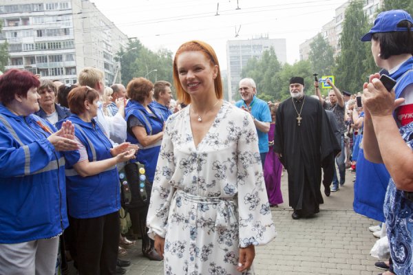 Целовались с Шукшиным, отбивались от фанатов полицией. Кто из звезд бывал на главном фестивале Алтая в прошлые годы