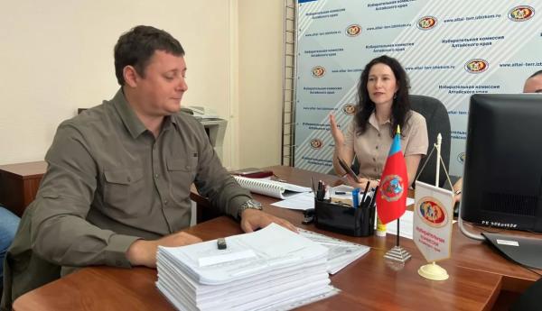 Еще один выдвиженец на пост губернатора Алтайского края подал документы в избирком