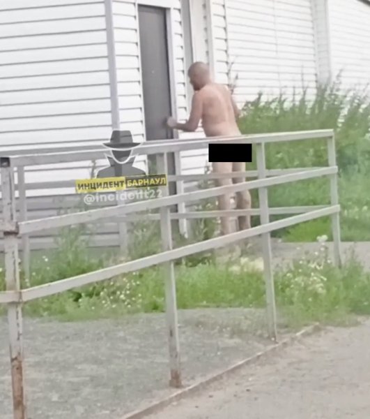 Голый мужчина ломился в здание рядом с пивнушкой в пригороде Барнаула