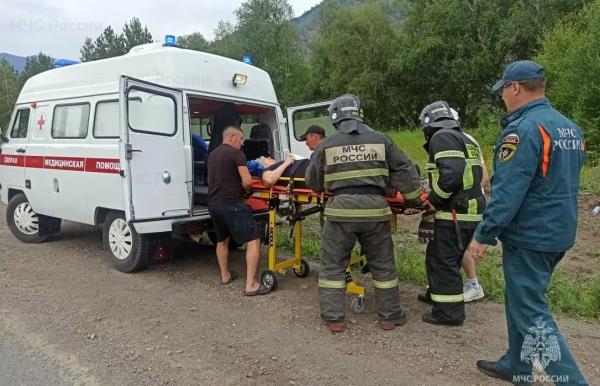 На Алтае лобовое столкновение пассажирского автобуса с грузовиком лишило жизни туристку