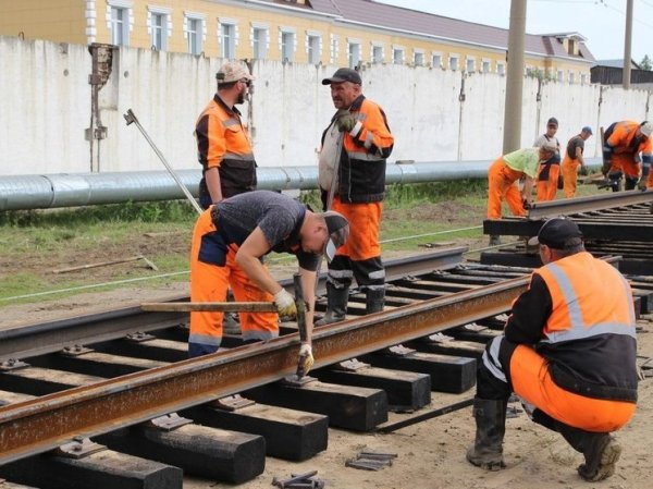 На мосту у Нового рынка в Барнауле начали собирать рельсы