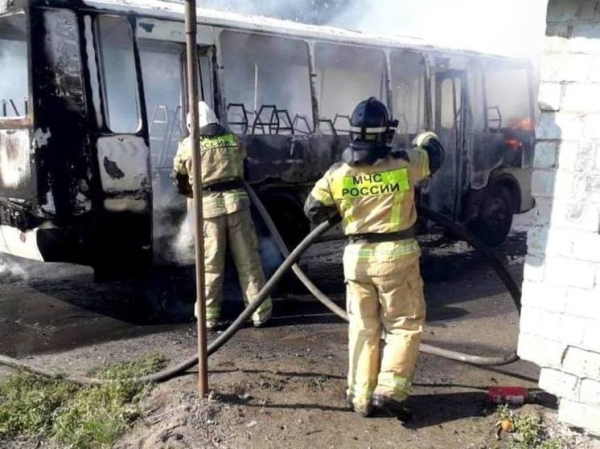 Пассажирский автобус дотла сгорел в алтайском селе