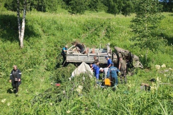 Появились фото с места смертельного ДТП с туристами на Алтае