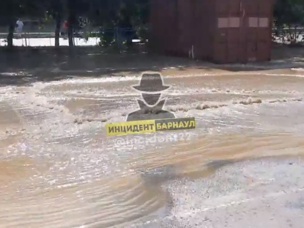 Улицу Попова в Барнауле затопило из-за прорыва трубы