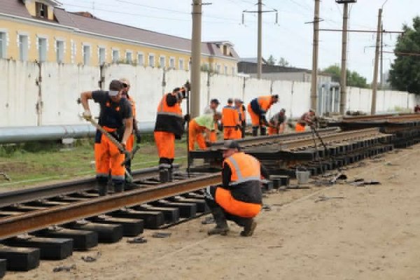 В Барнауле начали сборку рельсов для укладки на мосту у Нового рынка