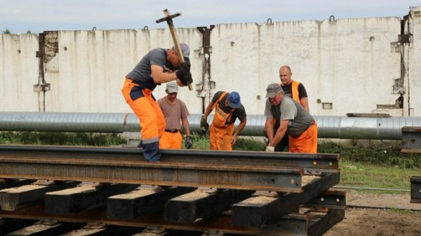 В Барнауле начали собирать рельсы для нового моста на проспекте Ленина