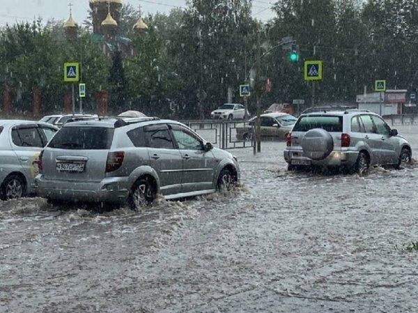В Барнауле подтопило улицу Попова после ливня