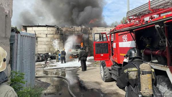 В Барнауле пожарные ликвидируют крупное возгорание гаражей с автомобилями