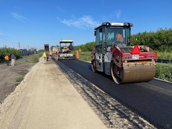 В Барнауле приступили к укладке нижнего слоя асфальта по улице 9-й Заводской проезд