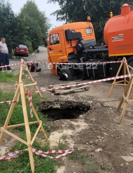 Женщина и несколько машин провалились в яму в Барнауле