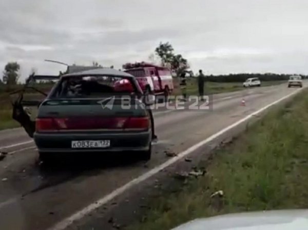 Человек погиб после столкновения двух легковушек на алтайской трассе