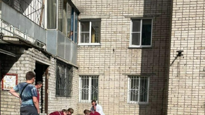 Девушка выжила после падения с высоты шестого этажа в Барнауле