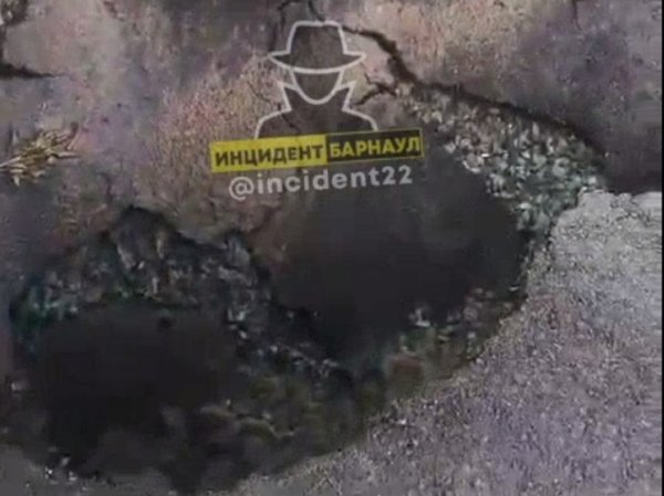 Яма с человеческий рост образовалась в Барнауле из-за подземных пустот
