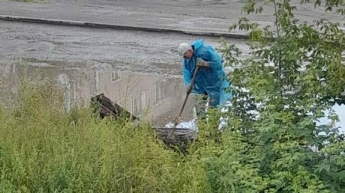 Ямочный ремонт своими силами делают жители Камня-на-Оби