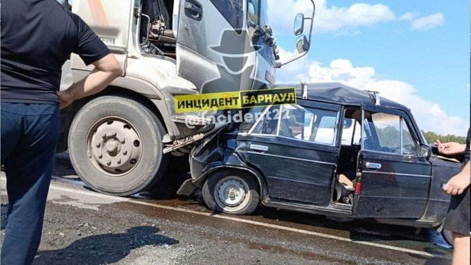 Молодая девушка и подросток пострадали в ДТП с бетономешалкой в Алтайском крае