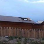 На Алтае пассажир машины улетел на крышу дома после ДТП