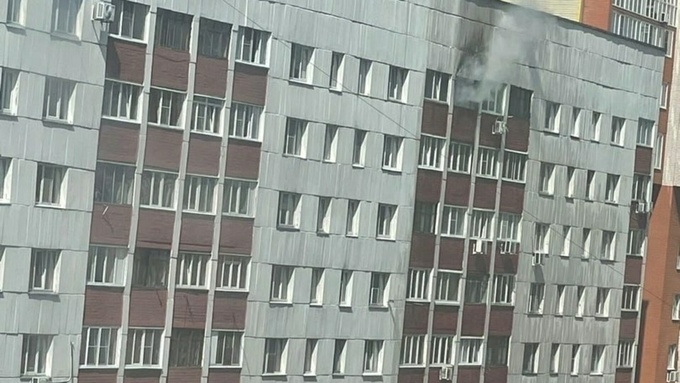 Пожар произошел в многоэтажке в центре Барнаула
