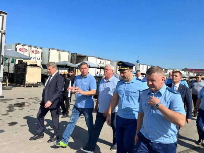 Прокуратура и мэр Новосибирска Анатолий Локоть посетили Хилокский рынок с проверкой