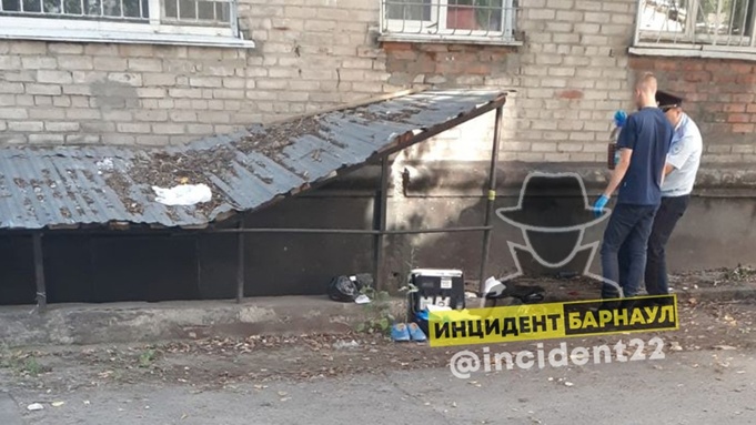 Труп мужчины нашли в подвале жилого дома в Барнауле