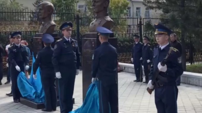 В Барнауле открыли памятник летчику, повторившему подвиг Гастелло