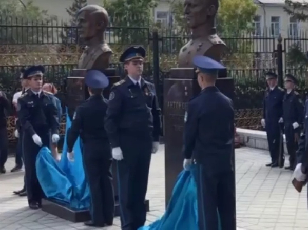 В Барнауле отметили День Воздушного флота и открыли памятники героям