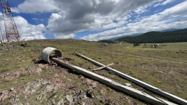 В Горном Алтае на мужчину упала бетонная опора ЛЭП