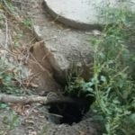 Барнаульцы пожаловались на яму рядом с канализационным колодцем