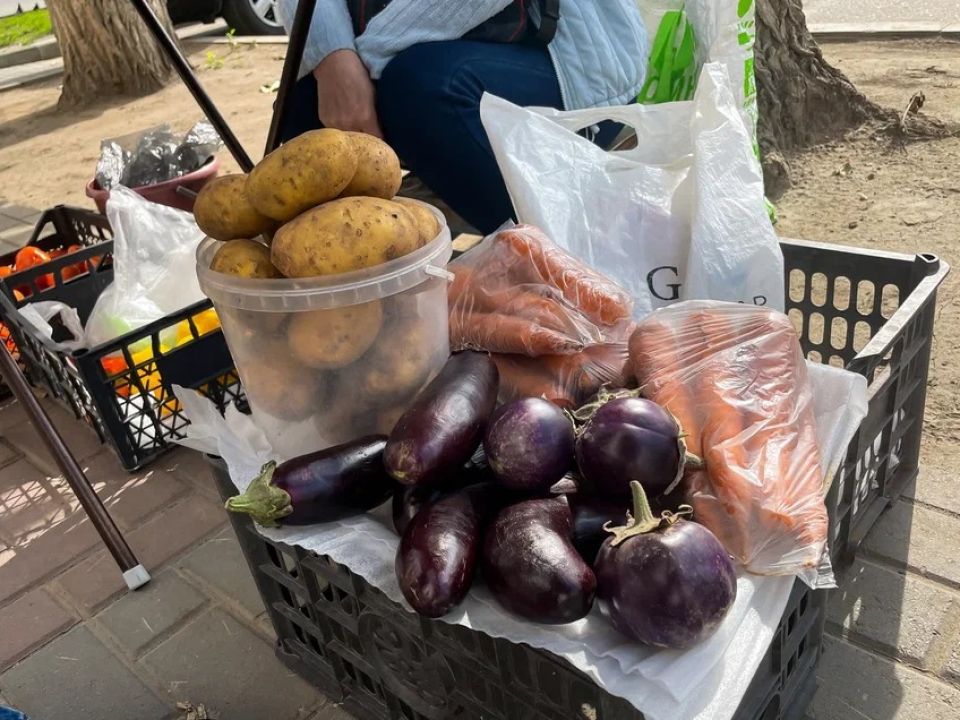 Что и по каким ценам продают на уличных базарчиках Барнаула. Фото