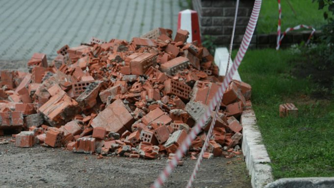 Что происходит с барнаульским домом, где обрушились кирпичи, и о чем говорят жители