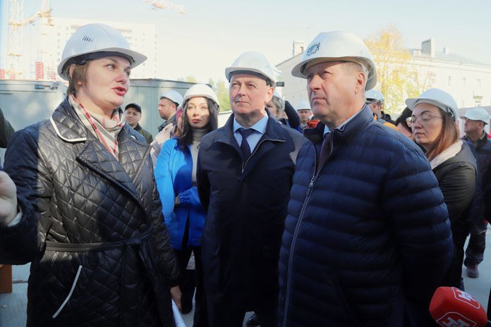 «Даже обувь не испачкал»: мэр Новосибирска проконтролировал строительство новой школы