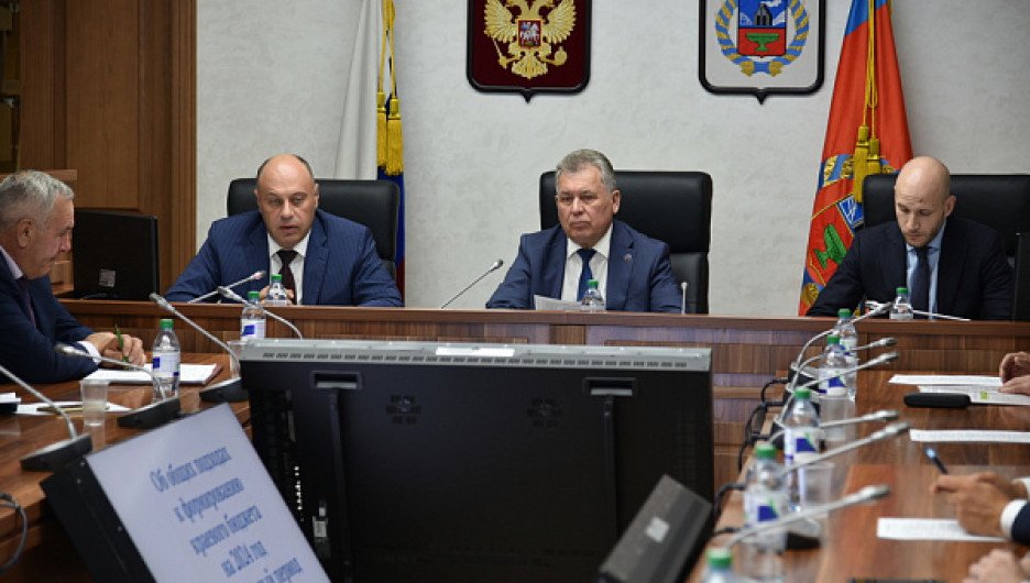Дефицитный, зато человеческий. На кого и на что пойдет бюджет Алтайского края в 2024 году