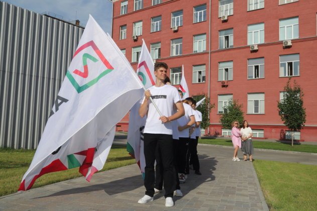 ФОТОБАНК. В Новосибирске состоялось открытие нового Сквера выпускников