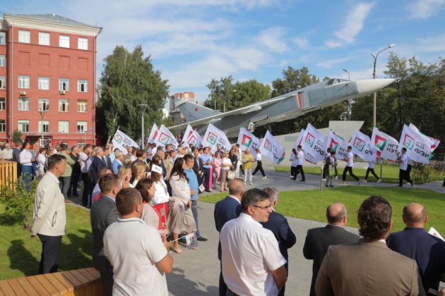 ФОТОБАНК. В Новосибирске состоялось открытие нового Сквера выпускников