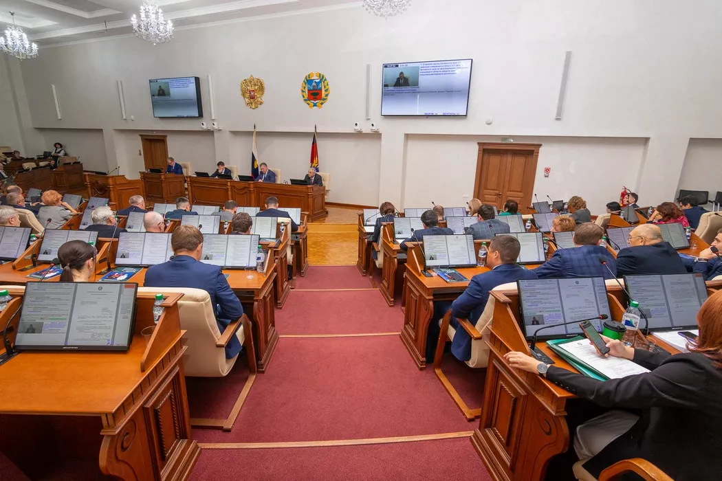 «Куда идти протестовать?»: депутаты Алтайского Заксобрания поспорили о митингах и взялись за Камень