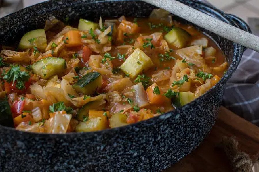 Нежные лисички, морковь с хрустящей корочкой и капустный дуэт. 5 теплых овощных рецептов, которые согреют в сентябре
