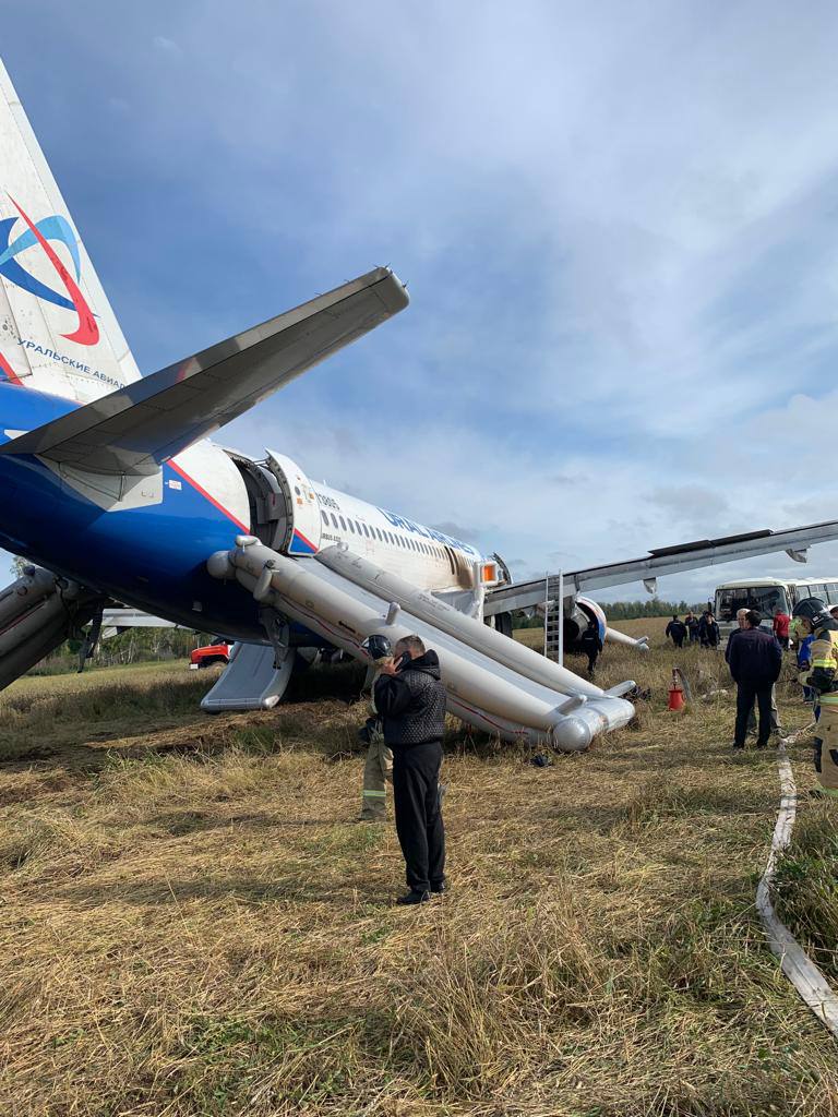 СК возбудил уголовное дело после аварийной посадки самолета под Убинским