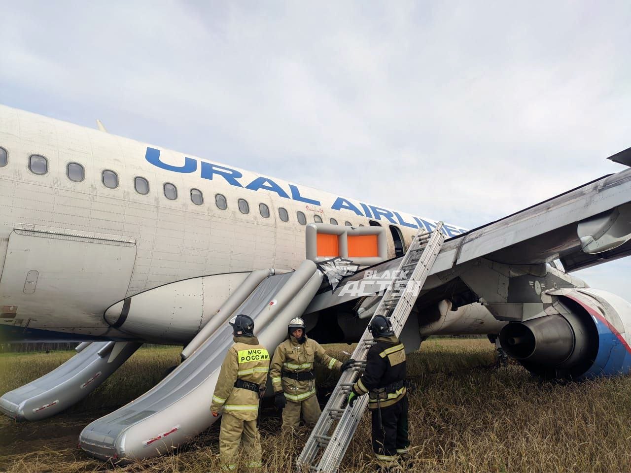 СК возбудил уголовное дело после аварийной посадки самолета под Убинским