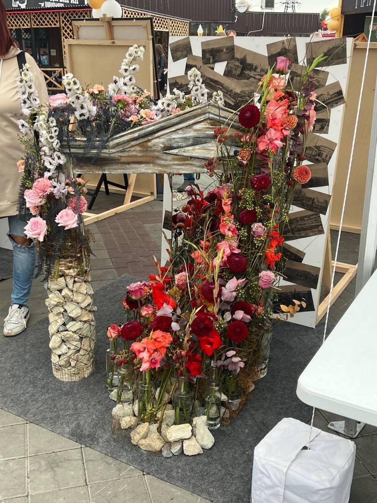 В День города на улице Мало-Тобольской  состоялся городской конкурс флористов