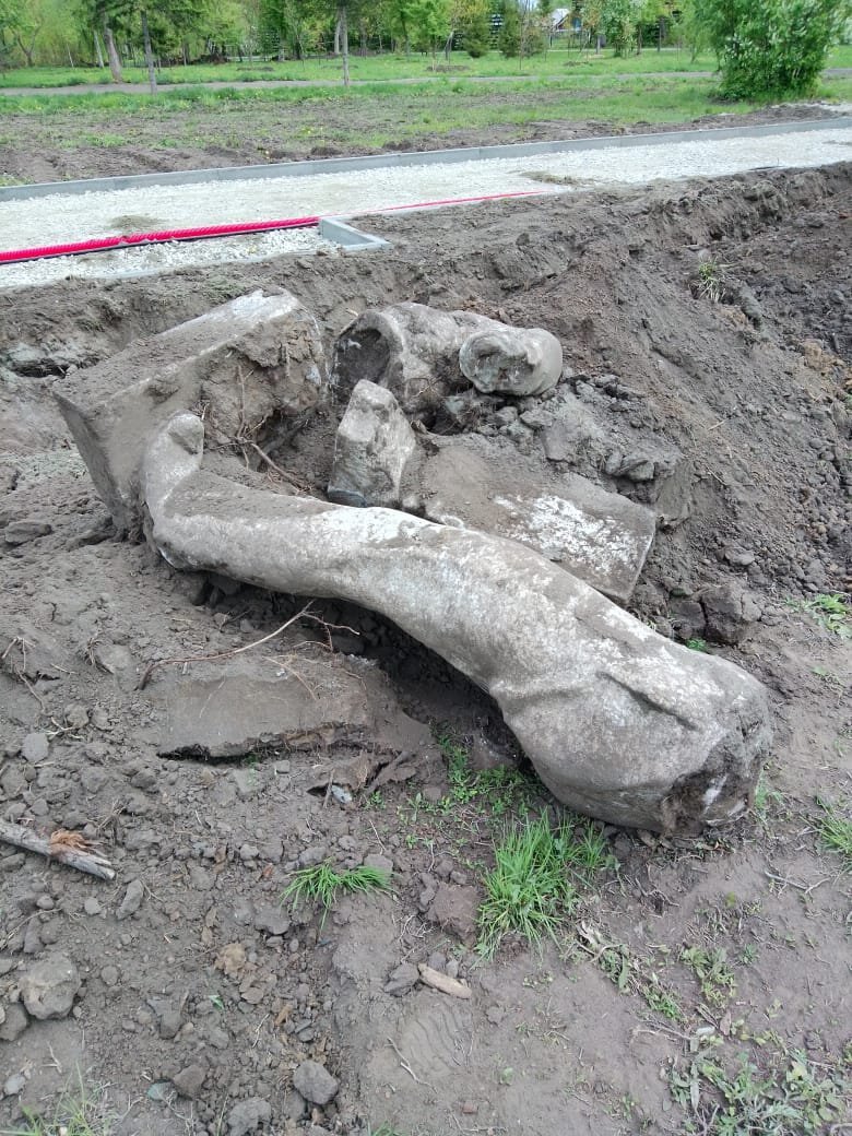 В барнаульском парке восстанавливают утерянную статую советского рабочего