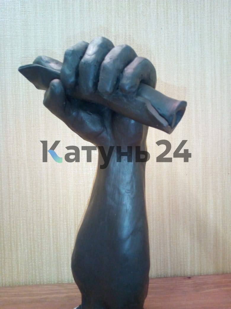 В барнаульском парке восстанавливают утерянную статую советского рабочего