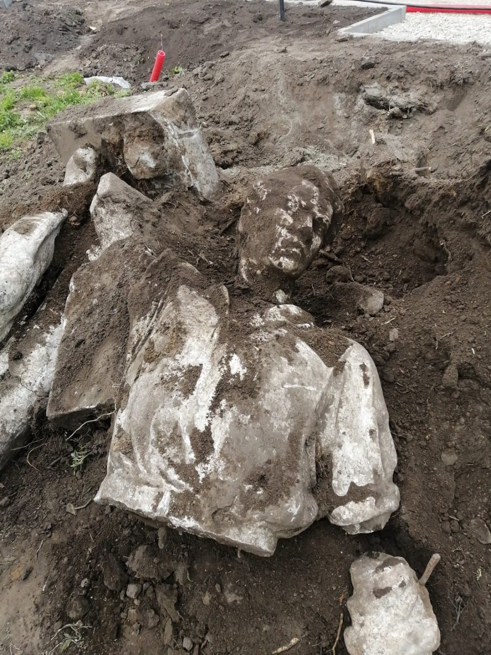 В барнаульском парке восстанавливают утерянную статую советского рабочего