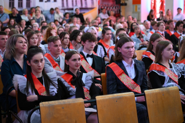 Прощай, школа! Как прошел последний звонок в Барнауле — фоторепортаж altapress.ru