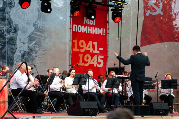 Танцы и слезы. Самые яркие моменты Дня Победы в Барнауле – фоторепортаж altapress.ru