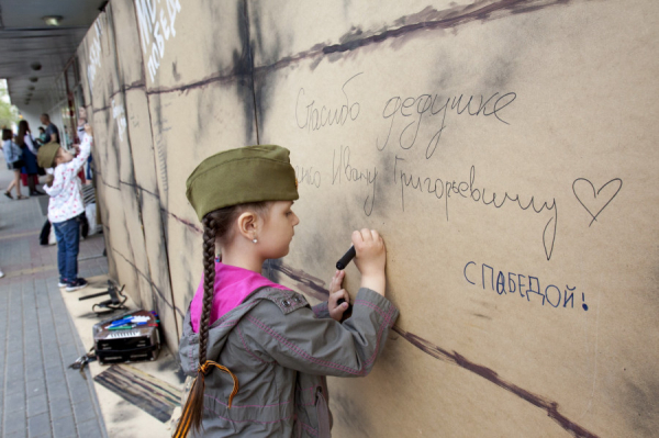 Танцы и слезы. Самые яркие моменты Дня Победы в Барнауле – фоторепортаж altapress.ru